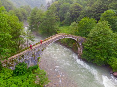 Kackar Dağları Taş Köprüsü, hava manzaralı.