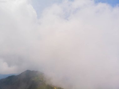 Bulutlardaki dağ zirvesi, Türkiye Karadeniz Bölgesi Rize kenti