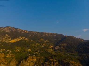 Akdeniz kıyısında Fethiye Kabak Türkiye yakınlarında. Çam, manzara.
