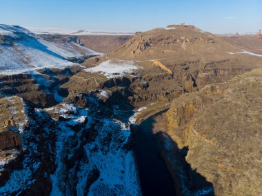 Ani Kışı Mahveder (4 Mevsim). Katedral, şehir. hava görünümü.