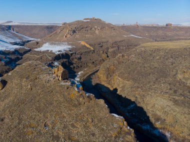 Ani Kışı Mahveder (4 Mevsim). Katedral, şehir. hava görünümü.