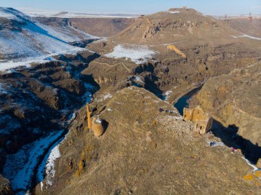 Ani Kışı Mahveder (4 Mevsim). Katedral, şehir. hava görünümü.