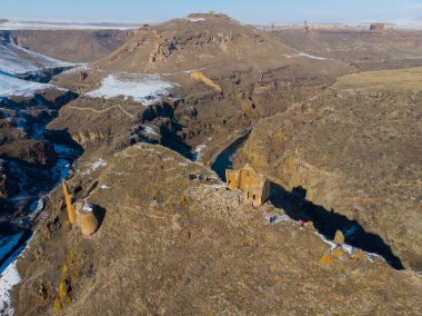 Ani Kışı Mahveder (4 Mevsim). Katedral, şehir. hava görünümü.