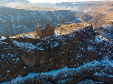 Ani Kışı Mahveder (4 Mevsim). Katedral, şehir. hava görünümü.