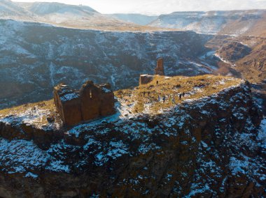 Ani Kışı Mahveder (4 Mevsim). Katedral, şehir. hava görünümü.