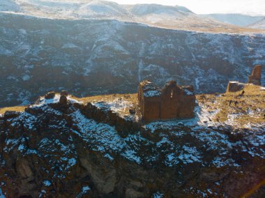 Ani Kışı Mahveder (4 Mevsim). Katedral, şehir. hava görünümü.