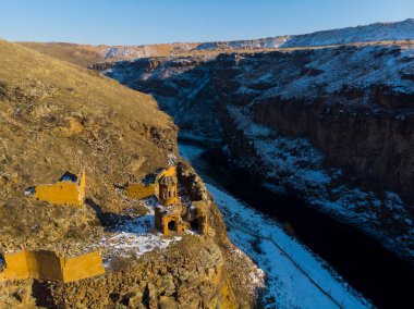 Ani Kışı Mahveder (4 Mevsim). Katedral, şehir. hava görünümü.