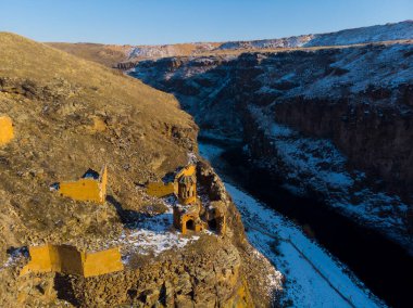 Ani Kışı Mahveder (4 Mevsim). Katedral, şehir. hava görünümü.