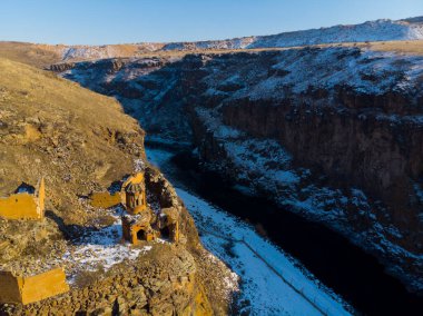 Ani Kışı Mahveder (4 Mevsim). Katedral, şehir. hava görünümü.