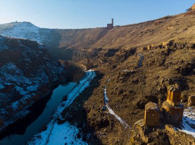 Ani Kışı Mahveder (4 Mevsim). Katedral, şehir. hava görünümü.