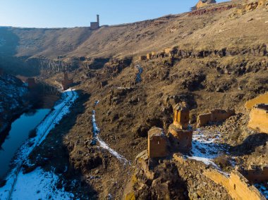 Ani Kışı Mahveder (4 Mevsim). Katedral, şehir. hava görünümü.