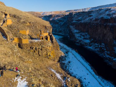 Ani Kışı Mahveder (4 Mevsim). Katedral, şehir. hava görünümü.