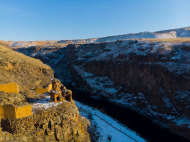 Ani Kışı Mahveder (4 Mevsim). Katedral, şehir. hava görünümü.