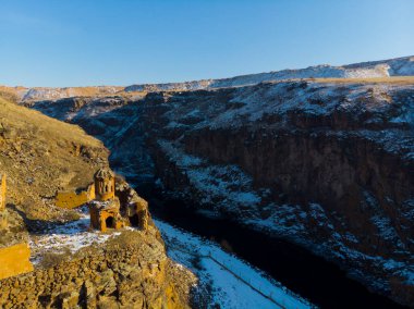 Ani Kışı Mahveder (4 Mevsim). Katedral, şehir. hava görünümü.