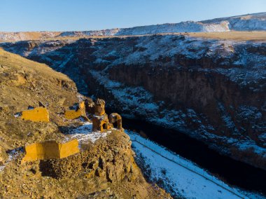 Ani Kışı Mahveder (4 Mevsim). Katedral, şehir. hava görünümü.