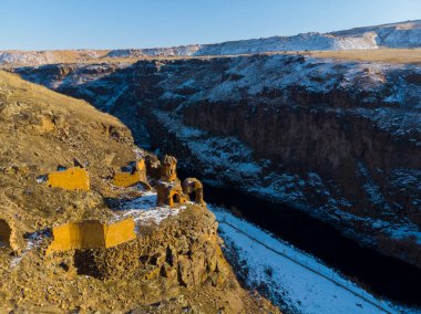 Ani Kışı Mahveder (4 Mevsim). Katedral, şehir. hava görünümü.