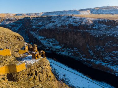 Ani Kışı Mahveder (4 Mevsim). Katedral, şehir. hava görünümü.
