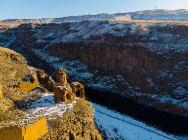 Ani Kışı Mahveder (4 Mevsim). Katedral, şehir. hava görünümü.