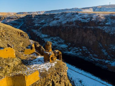 Ani Kışı Mahveder (4 Mevsim). Katedral, şehir. hava görünümü.
