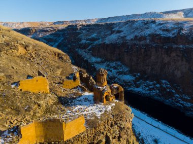 Ani Kışı Mahveder (4 Mevsim). Katedral, şehir. hava görünümü.
