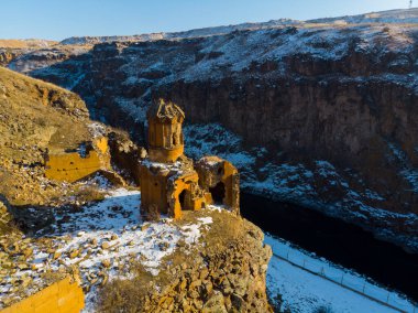 Ani Kışı Mahveder (4 Mevsim). Katedral, şehir. hava görünümü.
