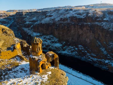 Ani Kışı Mahveder (4 Mevsim). Katedral, şehir. hava görünümü.