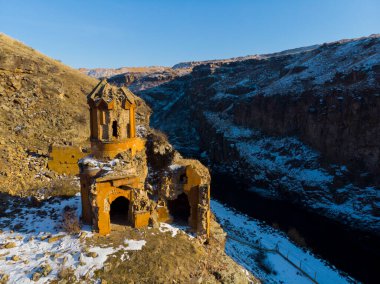 Ani Kışı Mahveder (4 Mevsim). Katedral, şehir. hava görünümü.