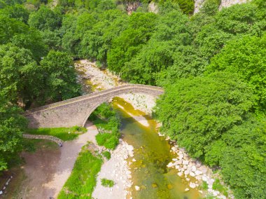 Yunanistan, Trikala yakınlarındaki şelale - bahar resmi. Yunanistan 'ın Thessaly kentindeki Kato Paleokaria köyü yakınlarında güzel bir fotoğraf çekildi..