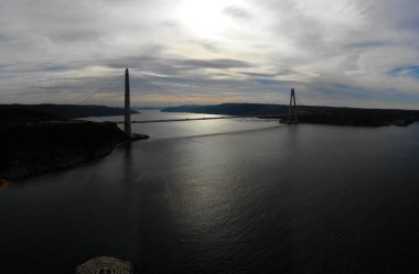 Yavuz Sultan Selim Köprüsü Havalimanı, İstanbul. Coronavirus 'un ortasında sokaklar bomboş. Mega City' de tecrit var. En uzun demiryolu asma köprülerinden biri. Köprü kuleleri 330 metre yüksekliğinde.