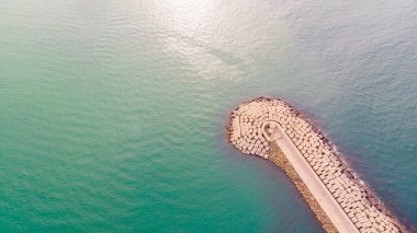Yavuz Sultan Selim Köprüsü Havalimanı, İstanbul. Coronavirus 'un ortasında sokaklar bomboş. Mega City' de tecrit var. En uzun demiryolu asma köprülerinden biri. Köprü kuleleri 330 metre yüksekliğinde.