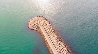 Yavuz Sultan Selim Köprüsü Havalimanı, İstanbul. Coronavirus 'un ortasında sokaklar bomboş. Mega City' de tecrit var. En uzun demiryolu asma köprülerinden biri. Köprü kuleleri 330 metre yüksekliğinde.