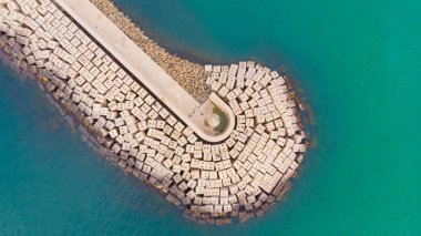 Yavuz Sultan Selim Köprüsü Havalimanı, İstanbul. Coronavirus 'un ortasında sokaklar bomboş. Mega City' de tecrit var. En uzun demiryolu asma köprülerinden biri. Köprü kuleleri 330 metre yüksekliğinde.