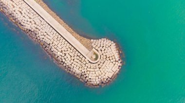 Yavuz Sultan Selim Köprüsü Havalimanı, İstanbul. Coronavirus 'un ortasında sokaklar bomboş. Mega City' de tecrit var. En uzun demiryolu asma köprülerinden biri. Köprü kuleleri 330 metre yüksekliğinde.