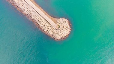 Yavuz Sultan Selim Köprüsü Havalimanı, İstanbul. Coronavirus 'un ortasında sokaklar bomboş. Mega City' de tecrit var. En uzun demiryolu asma köprülerinden biri. Köprü kuleleri 330 metre yüksekliğinde.