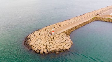 Yavuz Sultan Selim Köprüsü Havalimanı, İstanbul. Coronavirus 'un ortasında sokaklar bomboş. Mega City' de tecrit var. En uzun demiryolu asma köprülerinden biri. Köprü kuleleri 330 metre yüksekliğinde.