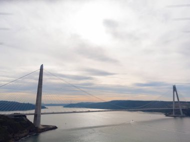 Yavuz Sultan Selim Köprüsü Havalimanı, İstanbul. Coronavirus 'un ortasında sokaklar bomboş. Mega City' de tecrit var. En uzun demiryolu asma köprülerinden biri. Köprü kuleleri 330 metre yüksekliğinde.