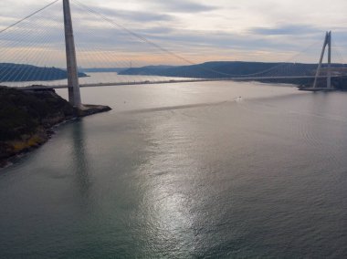 Yavuz Sultan Selim Köprüsü Havalimanı, İstanbul. Coronavirus 'un ortasında sokaklar bomboş. Mega City' de tecrit var. En uzun demiryolu asma köprülerinden biri. Köprü kuleleri 330 metre yüksekliğinde.