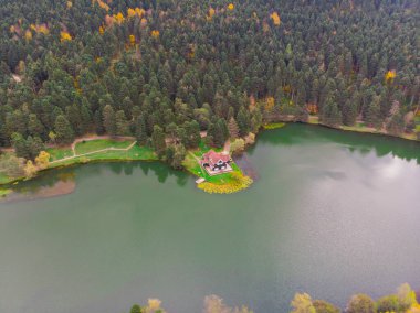 Bolu, Türkiye 'deki Golcuk Gölü' nün havadan görüntüsü.