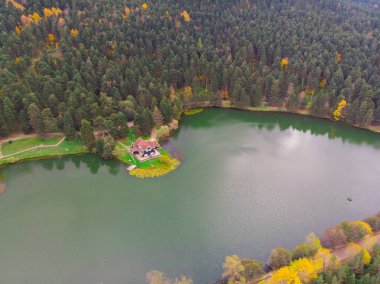 Bolu, Türkiye 'deki Golcuk Gölü' nün havadan görüntüsü.