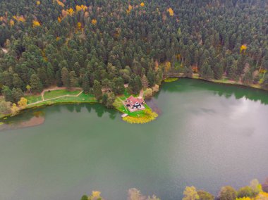 Bolu, Türkiye 'deki Golcuk Gölü' nün havadan görüntüsü.