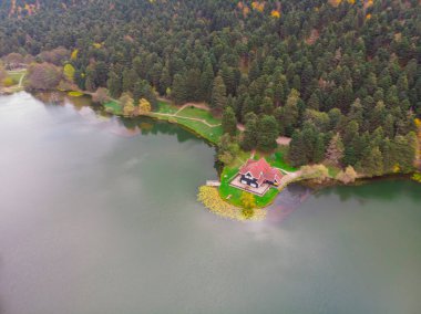 Bolu, Türkiye 'deki Golcuk Gölü' nün havadan görüntüsü.
