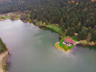Bolu, Türkiye 'deki Golcuk Gölü' nün havadan görüntüsü.