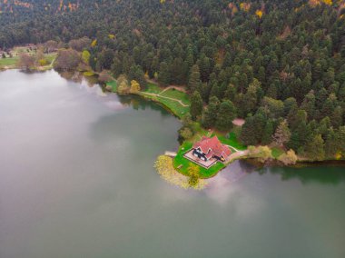Bolu, Türkiye 'deki Golcuk Gölü' nün havadan görüntüsü.