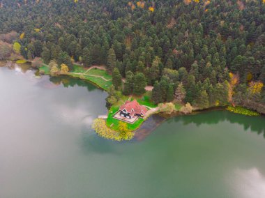 Bolu, Türkiye 'deki Golcuk Gölü' nün havadan görüntüsü.