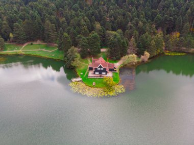 Bolu, Türkiye 'deki Golcuk Gölü' nün havadan görüntüsü.
