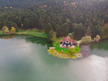 Bolu, Türkiye 'deki Golcuk Gölü' nün havadan görüntüsü.