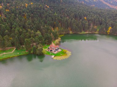 Bolu, Türkiye 'deki Golcuk Gölü' nün havadan görüntüsü.