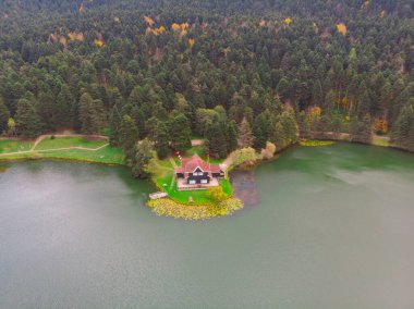 Bolu, Türkiye 'deki Golcuk Gölü' nün havadan görüntüsü.