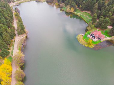 Bolu, Türkiye 'deki Golcuk Gölü' nün havadan görüntüsü.