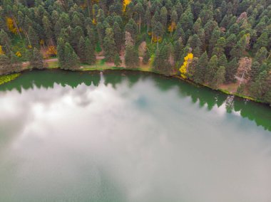 Bolu, Türkiye 'deki Golcuk Gölü' nün havadan görüntüsü.